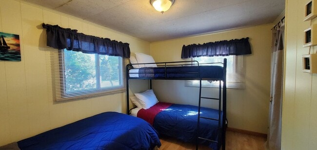 Building Photo - Charming 3-Bedroom, 1.5-Bathroom Fully Fur...