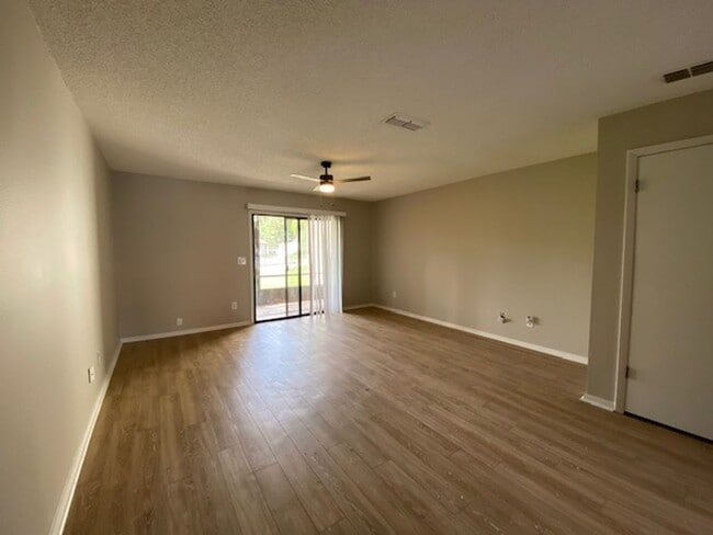 Building Photo - Daytona Beach 2/2.5 townhome