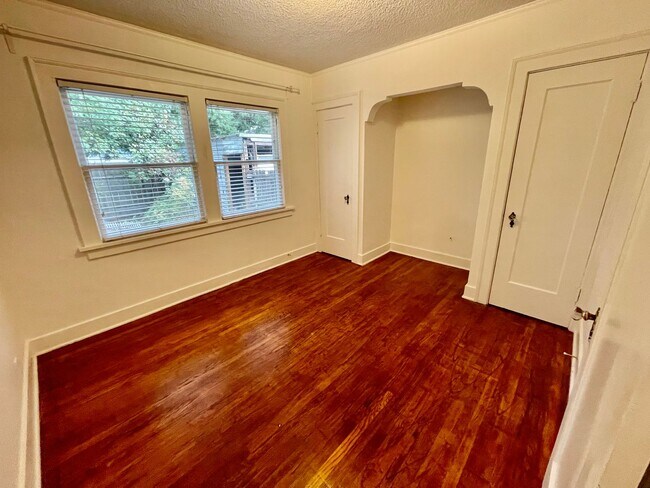 Building Photo - Upgraded 3bd/2bath Laurelhurst Home w/ Pri...