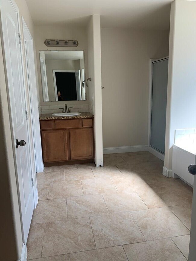 Building Photo - 905 E 98th St