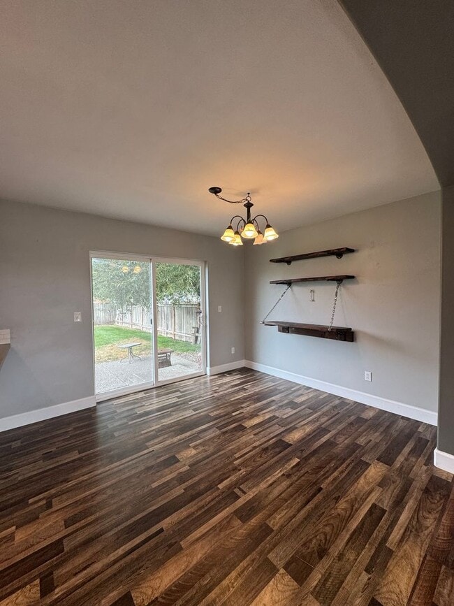 Building Photo - HUGE PET FRIENDLY Rental