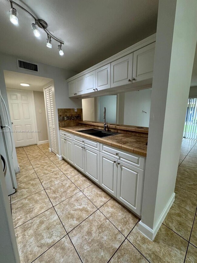 Building Photo - 10410 SW 157th Ct