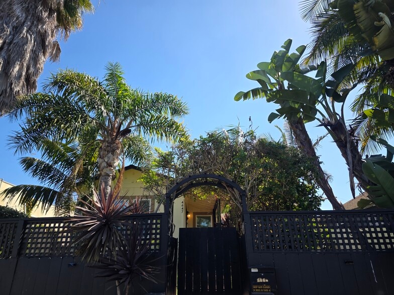 l - 4649 W Point Loma Blvd