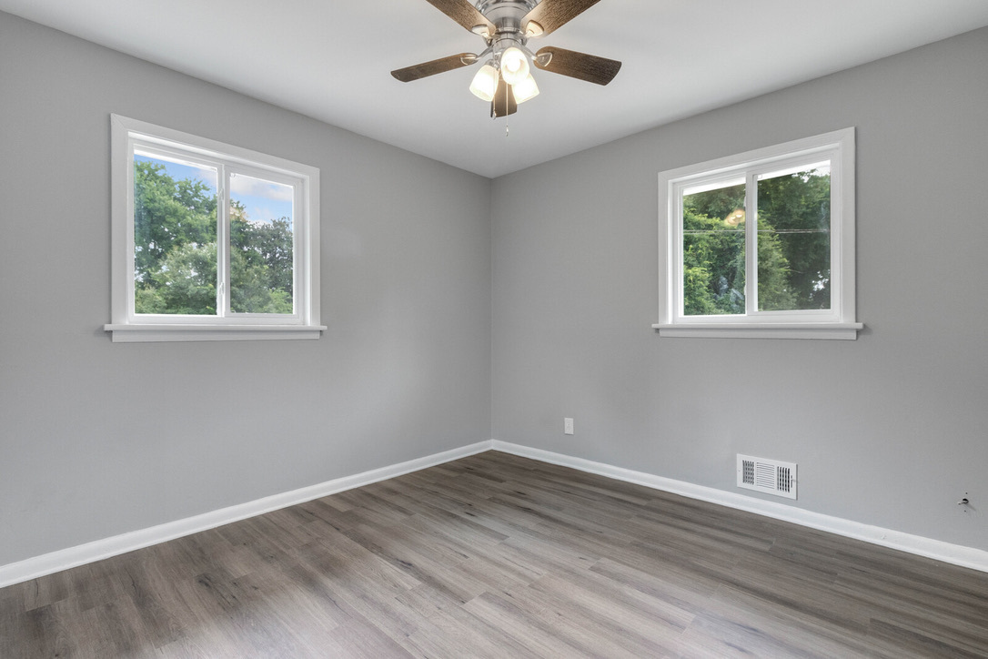 Bedroom w/ ceiling fan - 2058 Nettie Ct