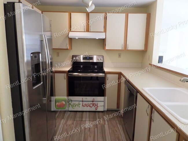 Building Photo - Gorgeous 2 Bedroom Condo with Secured Parking in Unbeatable Bellevue Location!!