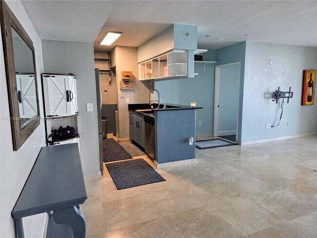 Building Photo - 1625 Kennedy Cswy