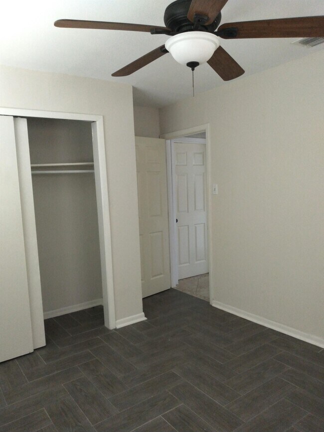 Building Photo - 1104 N Bedell Ave