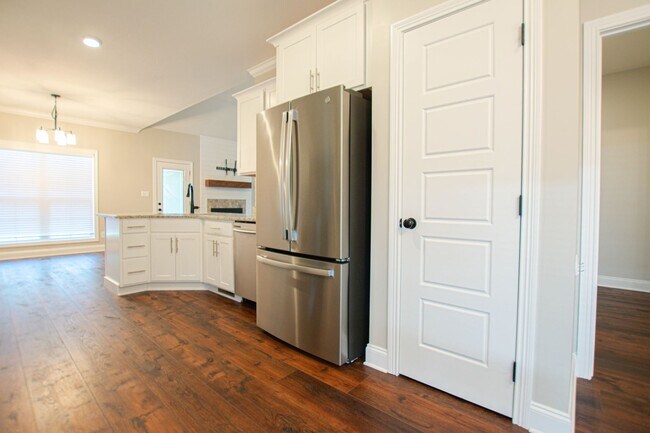 Building Photo - Pet Friendly Four Bedroom with Bonus!
