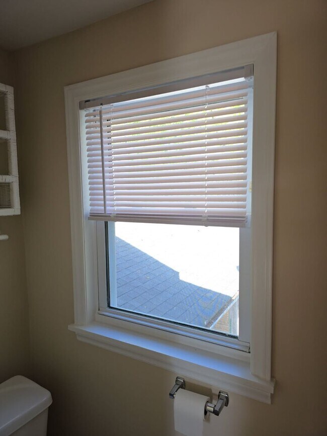 Building Photo - 802 N B St