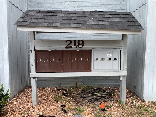 Building Photo - 219 Fry St