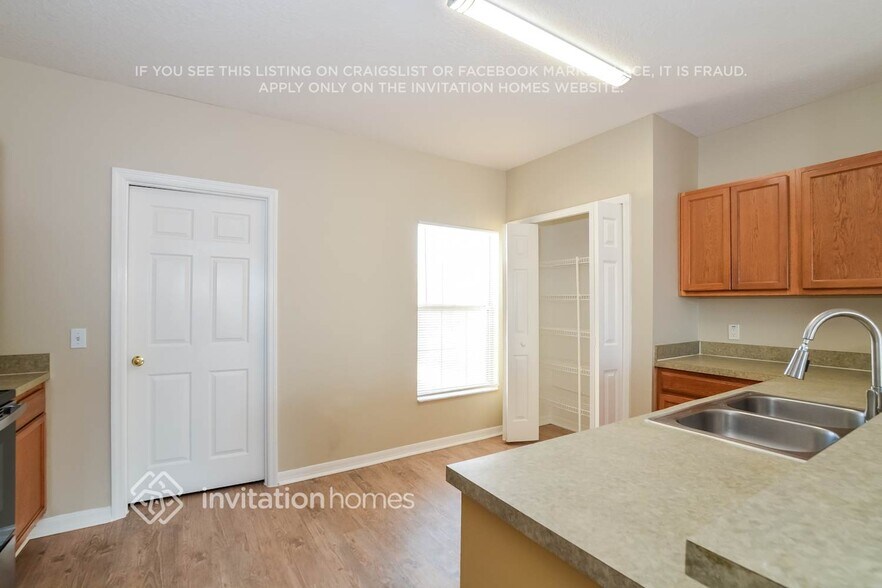 Building Photo - 910 Cumberland Dr