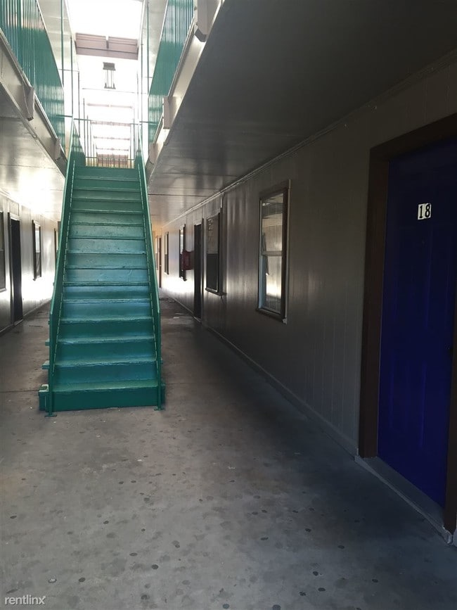 Building Photo - 2 br, 1 bath Apartment - University Manor