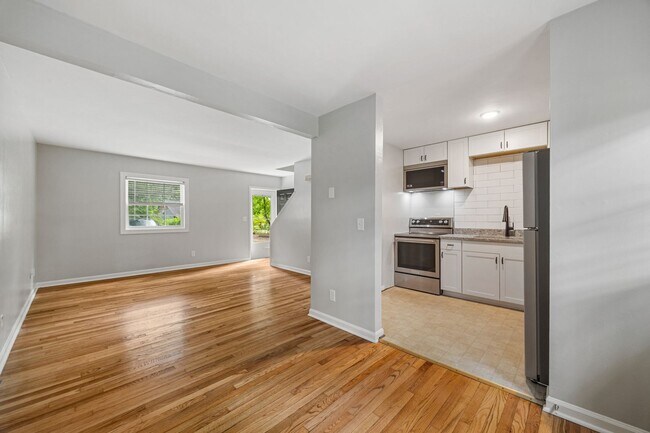 Building Photo - Newly Renovated 2 Bedroom, 1 Bath Duplex within walking Distance to UVA!