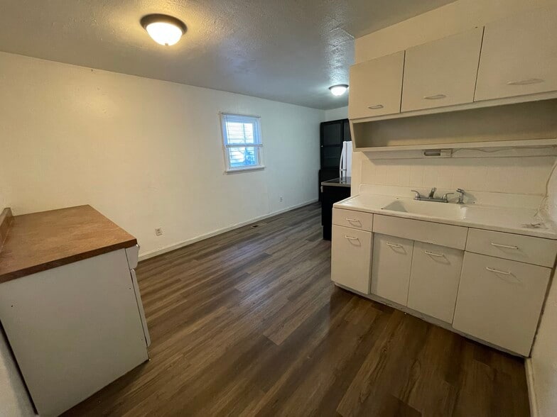 Building Photo - 765 S Main St