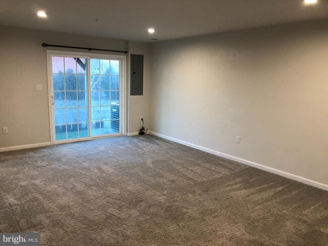 Building Photo - 111 Almond Dr