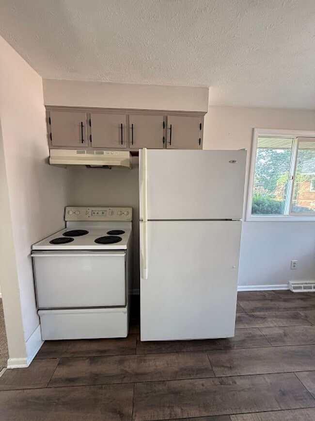 Building Photo - 2 Bedroom, 1 Bathroom Ready for Rent!