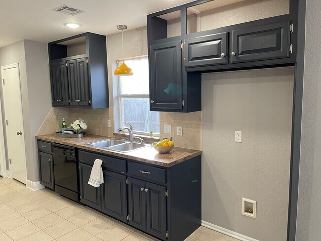 Building Photo - 4 bed in Putnam City Schools!