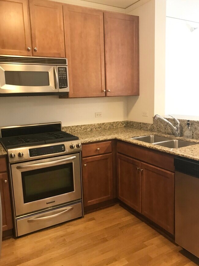 Building Photo - 450 E Waterside Dr