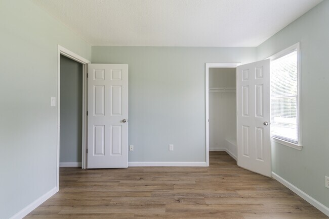 Building Photo - 578 Tryon Pl