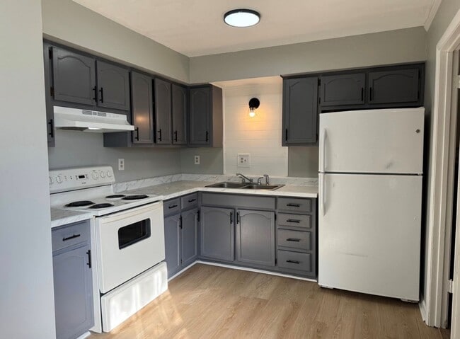 Building Photo - 900 Stevens Ct NE