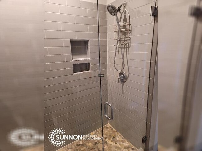 Building Photo - Modern 2 BR 2.5 BA Townhome with Rooftop D...