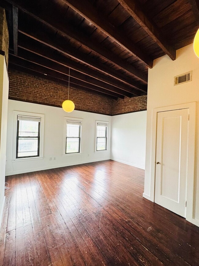 Building Photo - 252 Suydam Ave