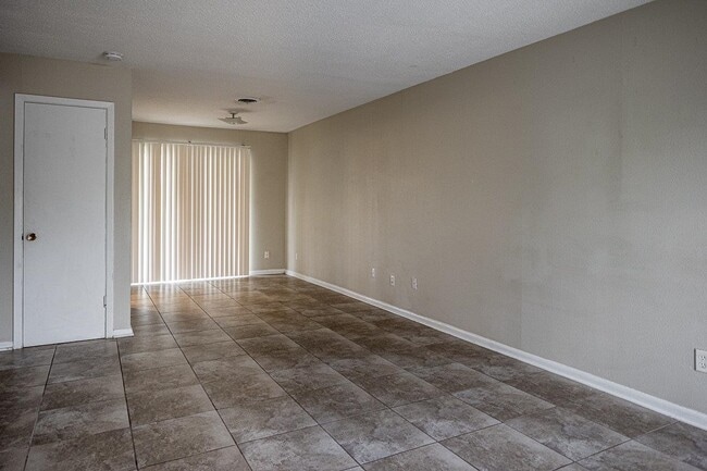 Building Photo - 706 W 10th St