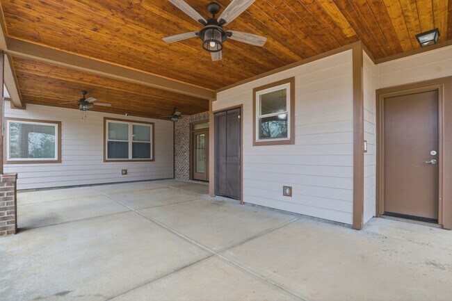 Building Photo - Beautiful Home With Large Yard In Fountain Inn