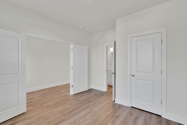 Building Photo - Beautiful 4BR 2.5BA Home w/ Full Appliance Kitchen • Garage Parking •