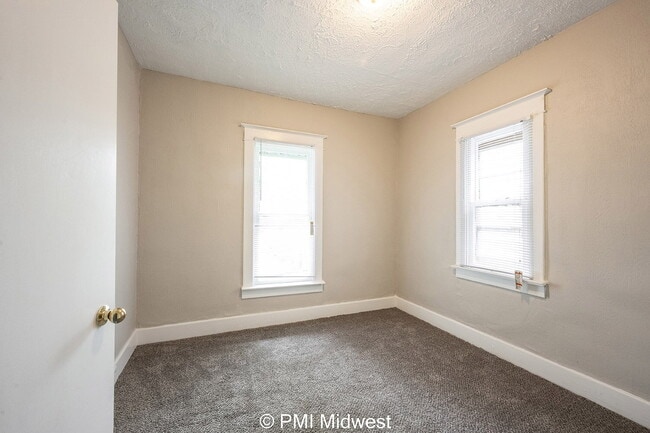 Building Photo - 130 N Gladstone Ave