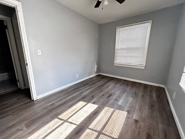 Building Photo - Steal of a Deal! 3/1 on Eastside under $1k...