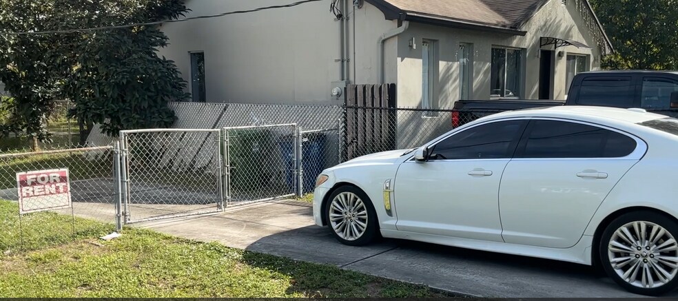 Building Photo - 217 SW 4th Ave