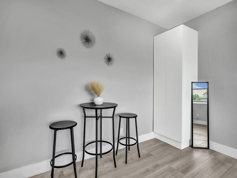 Building Photo - 906 N Riverside Dr