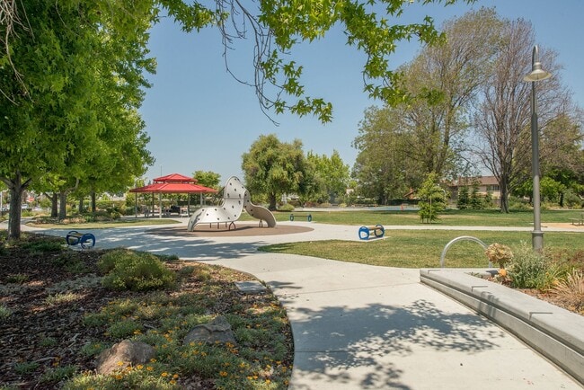 Building Photo - 5Bed/3Ba Home in Quiet Hayward Community w...
