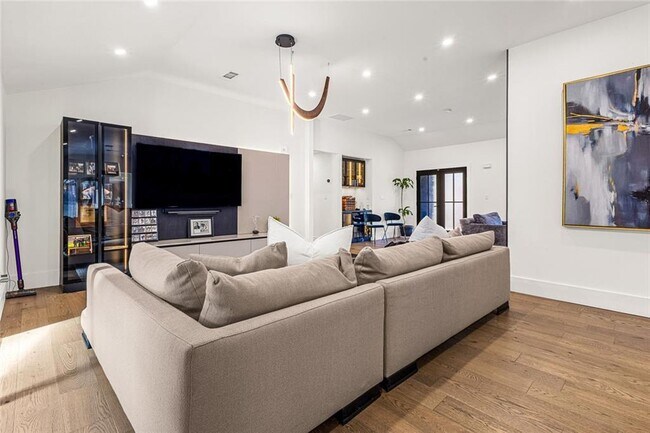 Building Photo - 915 Lost Forest Dr NW