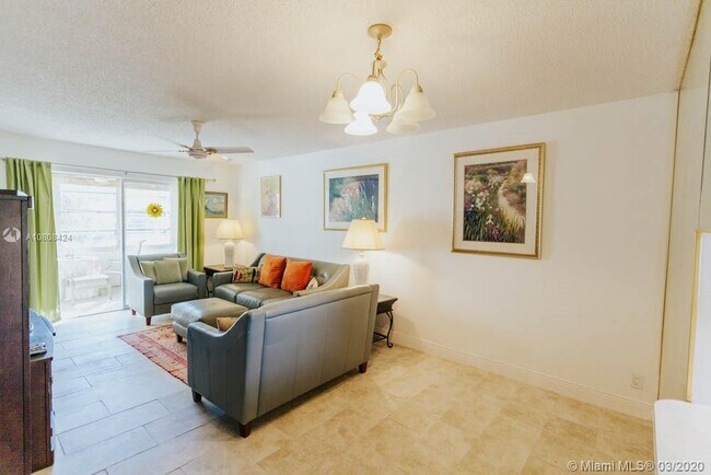 Building Photo - 300 NE 26th Ave