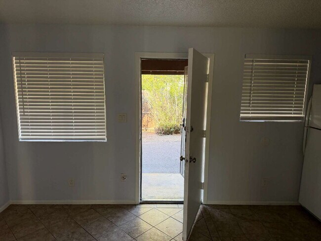 Building Photo - Charming 1-Bed/1-Bath Near SR-51 with Private Outdoor Space