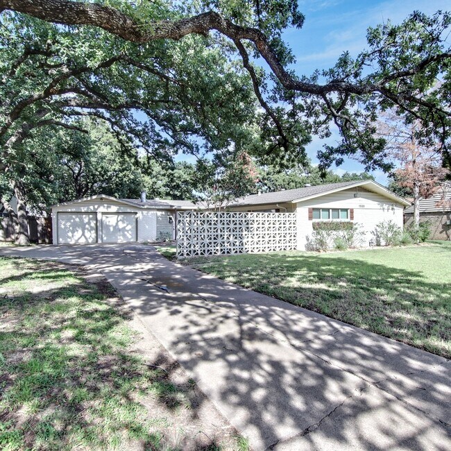 Building Photo - 1520 Sunnybrook Dr