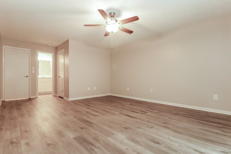 Building Photo - 1828 Craven Dr