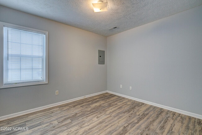 Building Photo - 617 Varsity Dr