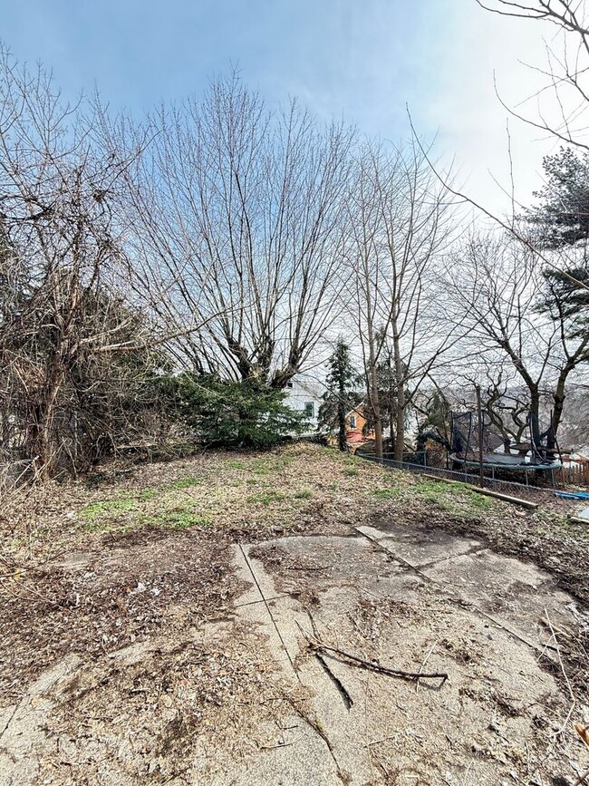 Building Photo - Upated 2 Bedroom 1 Bathroom in Beechview w...