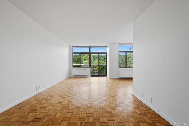 Building Photo - 35 N Chatsworth Ave
