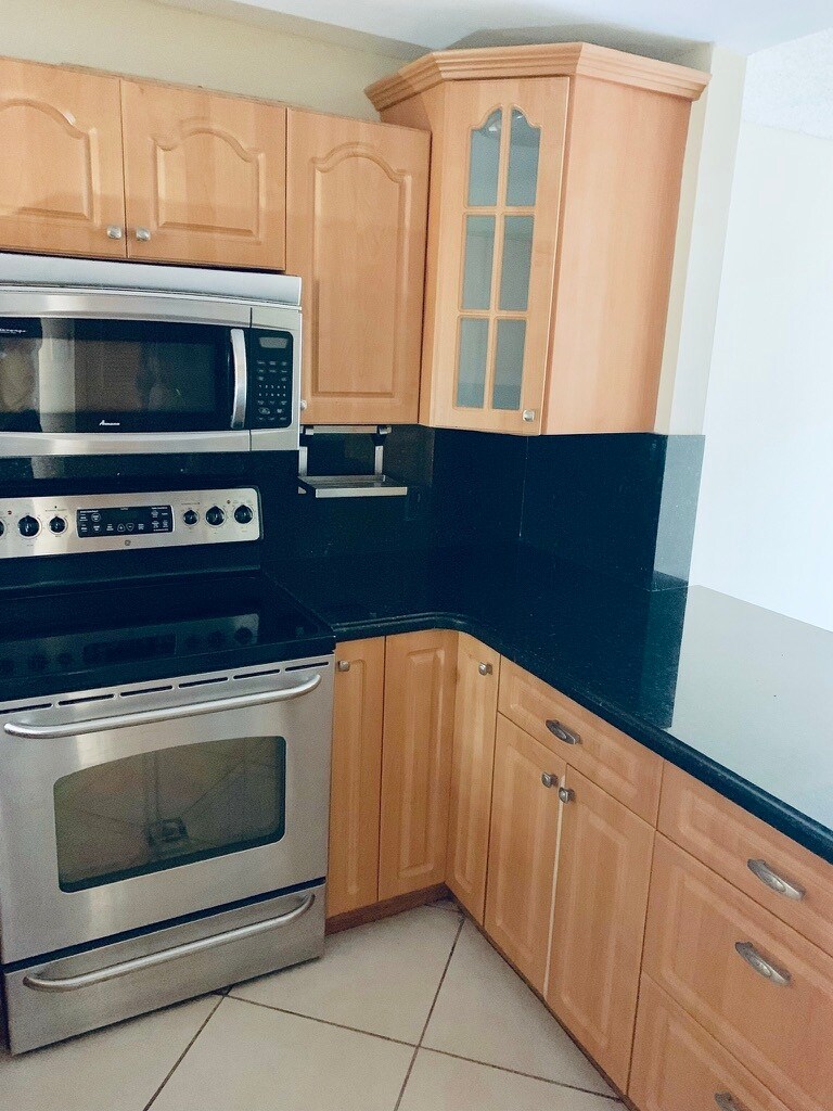 Building Photo - 1750 W 46th St