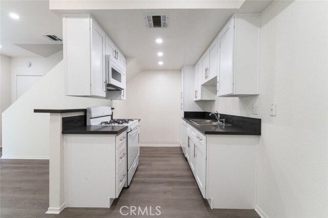 Building Photo - 731 E Cypress Ave