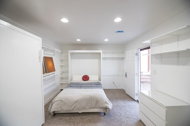 Building Photo - 920 N Beverly Glen Blvd