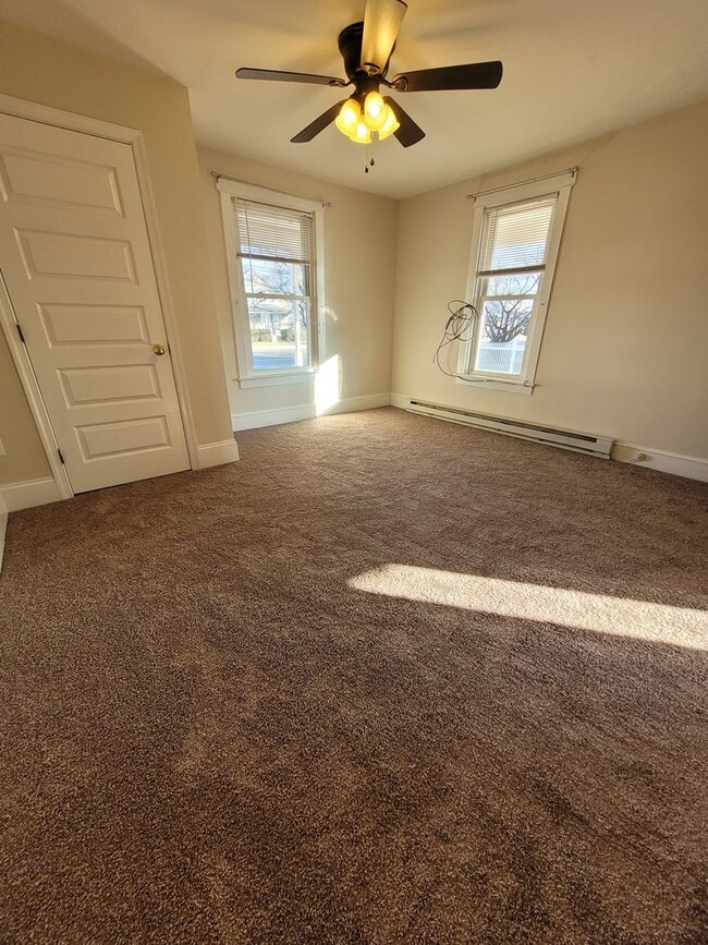 Building Photo - 984 W Main St