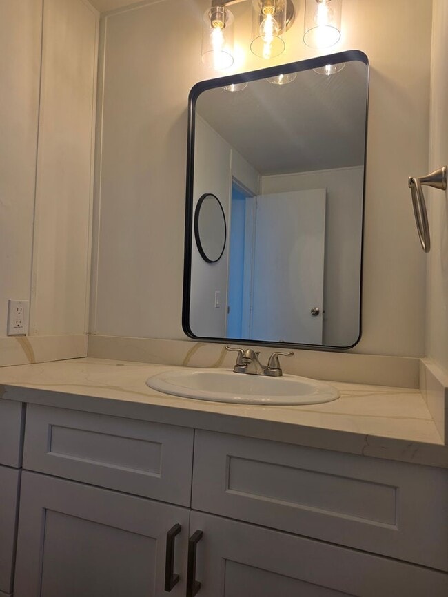 Building Photo - Newly refurbished 2 bedroom 1 Bath fully fenced manufactured home in Central Bullhead City.