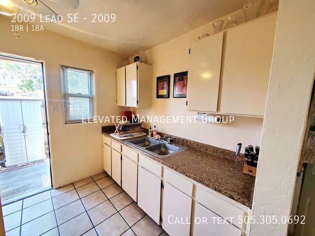 Building Photo - Super Cute, Fully Furnished! All Utilities...