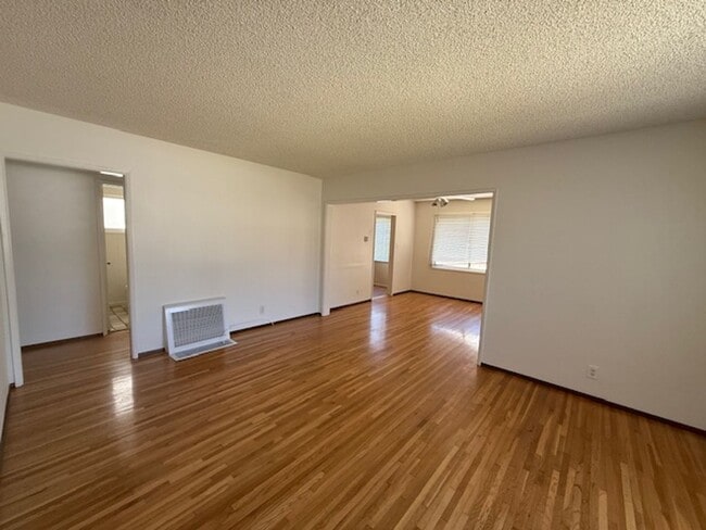 Building Photo - REDONE CUTE 2BED/1BATH HOUSE W/ REFURBISHE...