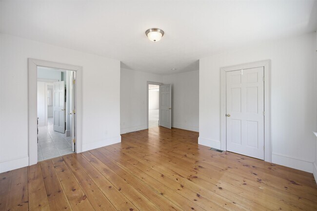 Building Photo - 564 Main St